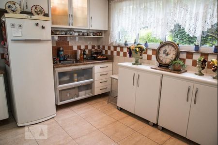 Casa à venda com 520m², 4 quartos e 4 vagas Casa à venda com 520m², 4 quartos e 4 vagasCozinha