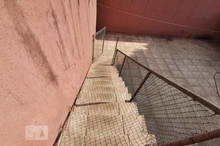 Casa à venda com 240m², 2 quartos e 2 vagas Casa à venda com 240m², 2 quartos e 2 vagasEscada