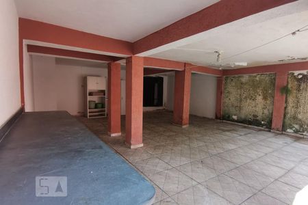 Casa à venda com 240m², 2 quartos e 2 vagas Casa à venda com 240m², 2 quartos e 2 vagasQuintal