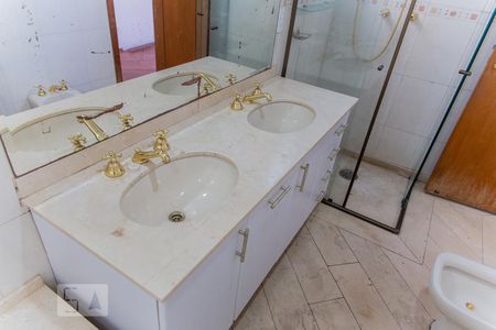 Apartamento à venda com 194m², 4 quartos e 3 vagas Apartamento à venda com 194m², 4 quartos e 3 vagasPia
