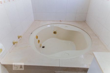 Apartamento à venda com 194m², 4 quartos e 3 vagas Apartamento à venda com 194m², 4 quartos e 3 vagasBanheira