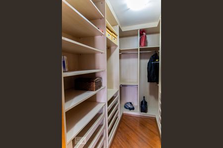 Apartamento à venda com 194m², 4 quartos e 3 vagas Apartamento à venda com 194m², 4 quartos e 3 vagasCloset da suíte 2