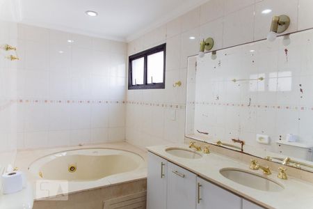 Apartamento à venda com 194m², 4 quartos e 3 vagas Apartamento à venda com 194m², 4 quartos e 3 vagasBanheiro da Suíte 2