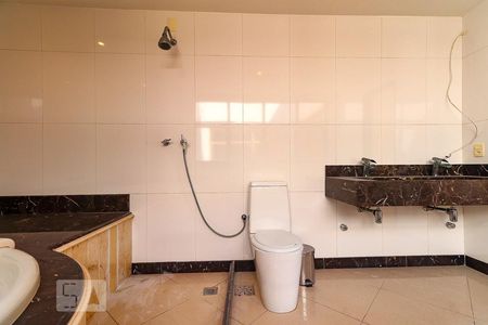 Apartamento à venda com 490m², 4 quartos e 4 vagasBanheiro da Suíte 4