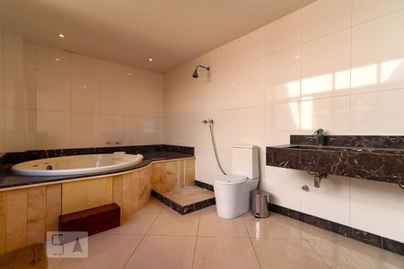 Apartamento à venda com 490m², 4 quartos e 4 vagasBanheiro da Suíte 4