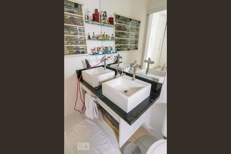 Apartamento à venda com 130m², 3 quartos e 3 vagas Apartamento à venda com 130m², 3 quartos e 3 vagasBanheiro da Suíte