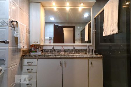 Apartamento à venda com 360m², 5 quartos e 3 vagas Apartamento à venda com 360m², 5 quartos e 3 vagasBanheiro da Suíte 3
