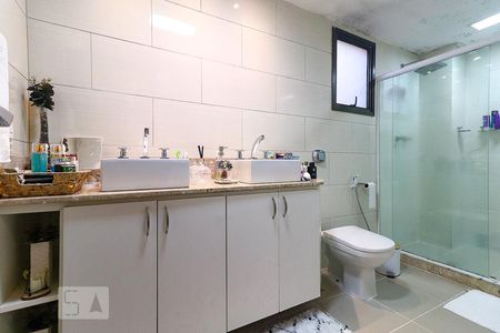 Apartamento à venda com 360m², 5 quartos e 3 vagas Apartamento à venda com 360m², 5 quartos e 3 vagasBanheiro da Suíte 4