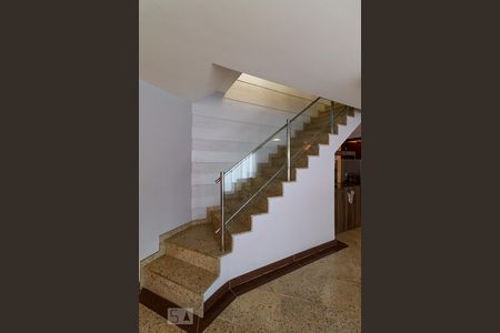 Apartamento à venda com 360m², 5 quartos e 3 vagas Apartamento à venda com 360m², 5 quartos e 3 vagasEscada