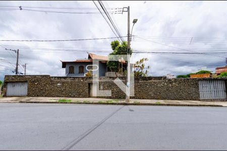 Casa à venda com 280m², 5 quartos e 7 vagas Casa à venda com 280m², 5 quartos e 7 vagasFachada