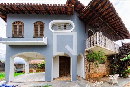 Casa à venda com 280m², 5 quartos e 7 vagas Casa à venda com 280m², 5 quartos e 7 vagasÁrea externa