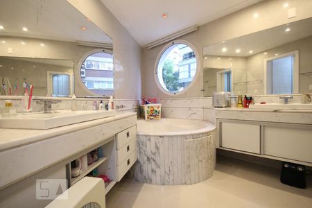 Apartamento à venda com 257m², 3 quartos e 4 vagasBanheiro da Suíte 3