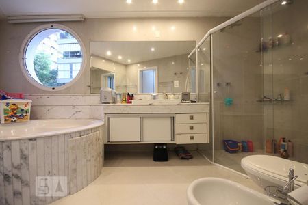 Apartamento à venda com 257m², 3 quartos e 4 vagasBanheiro da Suíte 3