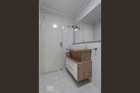 Banheiro de apartamento para alugar com 1 quarto, 45m² em Passo da Areia, Porto Alegre