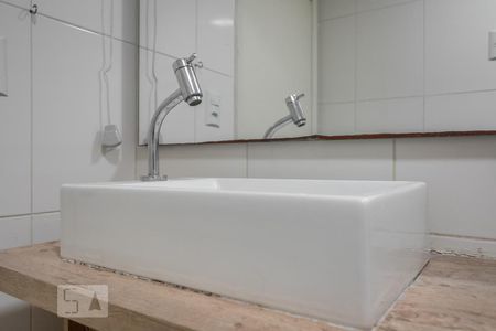 Banheiro de apartamento para alugar com 1 quarto, 45m² em Passo da Areia, Porto Alegre