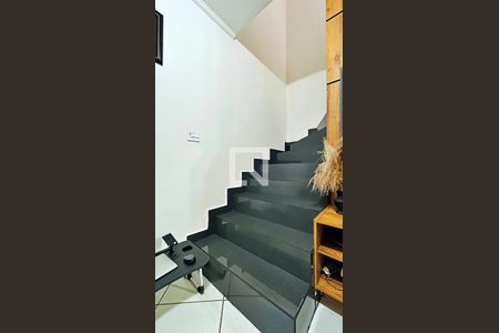 Casa à venda com 230m², 2 quartos e 5 vagas Casa à venda com 230m², 2 quartos e 5 vagasEscada
