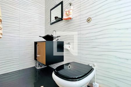Casa à venda com 230m², 2 quartos e 5 vagas Casa à venda com 230m², 2 quartos e 5 vagasBanheiro da Suíte 2