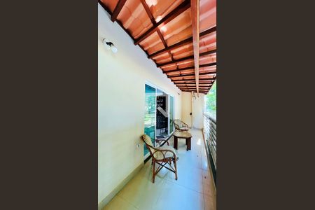Casa à venda com 230m², 2 quartos e 5 vagas Casa à venda com 230m², 2 quartos e 5 vagasVaranda