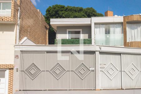 Casa à venda com 140m², 3 quartos e 2 vagasFachada