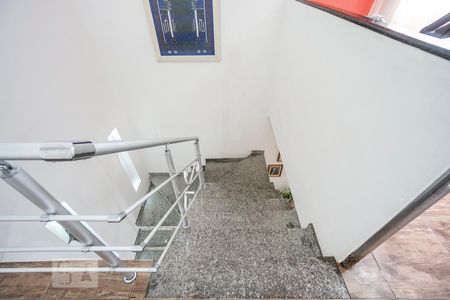 Casa à venda com 238m², 4 quartos e 2 vagas Casa à venda com 238m², 4 quartos e 2 vagasEscada