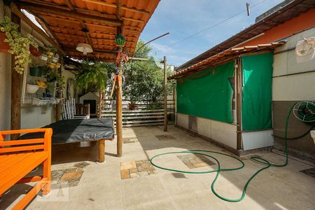 Casa à venda com 238m², 4 quartos e 2 vagas Casa à venda com 238m², 4 quartos e 2 vagasQuintal