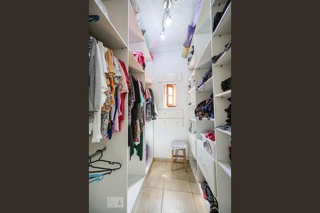 Casa à venda com 238m², 4 quartos e 2 vagas Casa à venda com 238m², 4 quartos e 2 vagasCloset