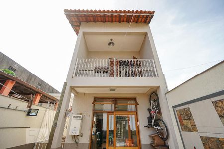 Casa à venda com 238m², 4 quartos e 2 vagas Casa à venda com 238m², 4 quartos e 2 vagasFachada