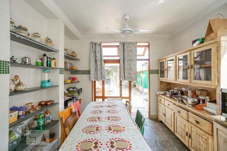 Casa à venda com 238m², 4 quartos e 2 vagas Casa à venda com 238m², 4 quartos e 2 vagasCozinha