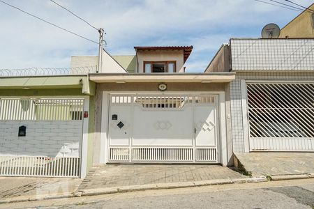 Casa à venda com 238m², 4 quartos e 2 vagas Casa à venda com 238m², 4 quartos e 2 vagasFachada