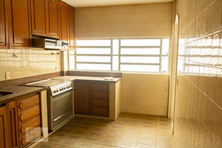 Casa à venda com 450m², 5 quartos e 4 vagas Casa à venda com 450m², 5 quartos e 4 vagasCozinha