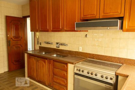 Casa à venda com 450m², 5 quartos e 4 vagas Casa à venda com 450m², 5 quartos e 4 vagasCozinha