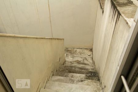 Casa à venda com 450m², 5 quartos e 4 vagas Casa à venda com 450m², 5 quartos e 4 vagasEscada