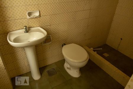 Casa à venda com 450m², 5 quartos e 4 vagas Casa à venda com 450m², 5 quartos e 4 vagasbanheiro ao lado da garagem