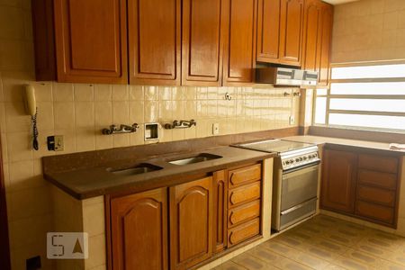 Casa à venda com 450m², 5 quartos e 4 vagas Casa à venda com 450m², 5 quartos e 4 vagasCozinha