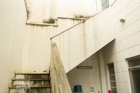 Casa à venda com 450m², 5 quartos e 4 vagas Casa à venda com 450m², 5 quartos e 4 vagasEscada