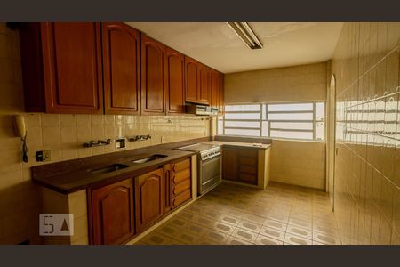 Casa à venda com 450m², 5 quartos e 4 vagas Casa à venda com 450m², 5 quartos e 4 vagasCozinha