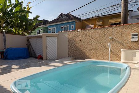 Casa de condomínio à venda com 180m², 4 quartos e 4 vagas Casa de condomínio à venda com 180m², 4 quartos e 4 vagasPiscina