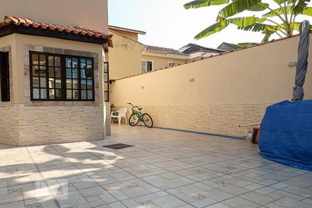 Casa de condomínio à venda com 180m², 4 quartos e 4 vagas Casa de condomínio à venda com 180m², 4 quartos e 4 vagasQuintal