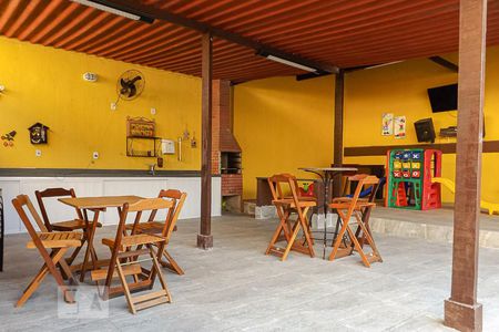 Casa de condomínio à venda com 180m², 4 quartos e 4 vagas Casa de condomínio à venda com 180m², 4 quartos e 4 vagasÁrea comum - Churrasqueira
