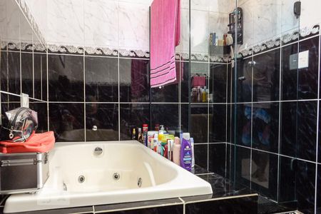 Casa de condomínio à venda com 180m², 4 quartos e 4 vagas Casa de condomínio à venda com 180m², 4 quartos e 4 vagasBanheiro da Suíte