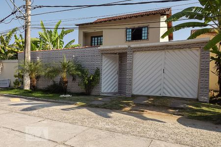 Casa de condomínio à venda com 180m², 4 quartos e 4 vagas Casa de condomínio à venda com 180m², 4 quartos e 4 vagasFachada