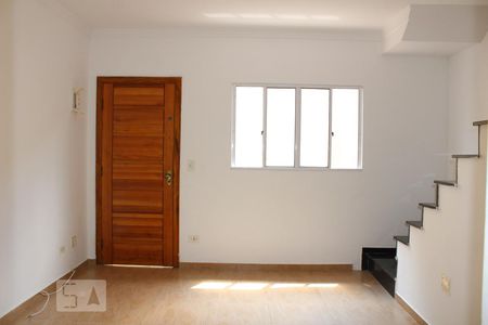 Sala de casa de condomínio para alugar com 2 quartos, 75m² em Jardim Danfer, São Paulo