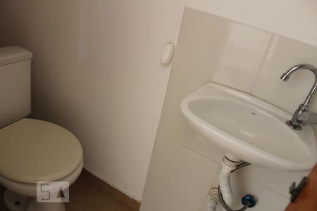 Lavabo de casa de condomínio para alugar com 2 quartos, 75m² em Jardim Danfer, São Paulo