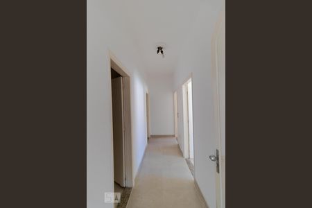 Casa à venda com 900m², 3 quartos e 8 vagasCorredor