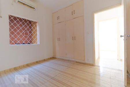 Casa à venda com 900m², 3 quartos e 8 vagasSuíte