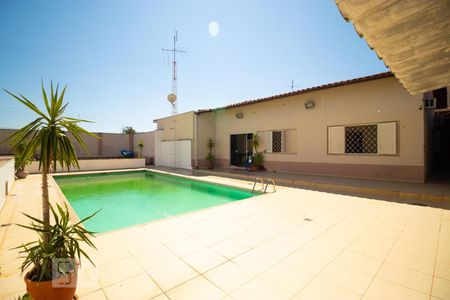 Casa à venda com 900m², 3 quartos e 8 vagasPiscina