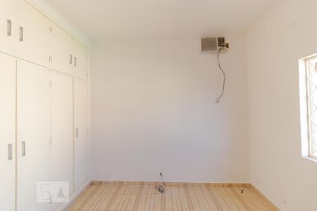 Casa à venda com 900m², 3 quartos e 8 vagasQuarto 02