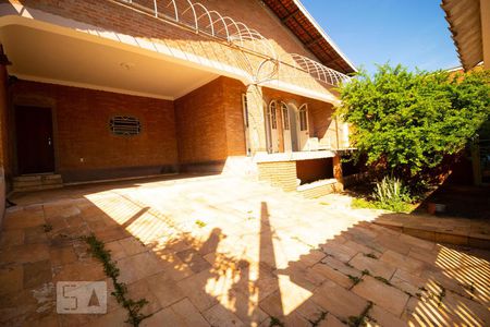 Casa à venda com 900m², 3 quartos e 8 vagasFachada