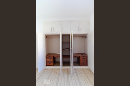 Casa à venda com 900m², 3 quartos e 8 vagasQuarto 01 - Armário