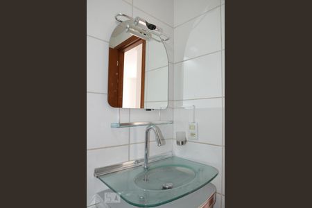 Apartamento à venda com 60m², 3 quartos e 1 vagaBanheiro Social-pia mais espelho